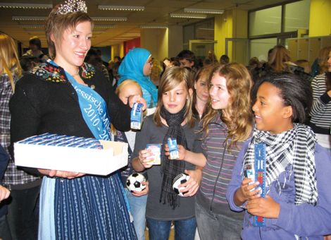 Milchkönigin wirbt beim Weltschulmilchtag