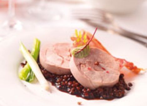 Pochierte Putenkeule mit Linsen und Lauch