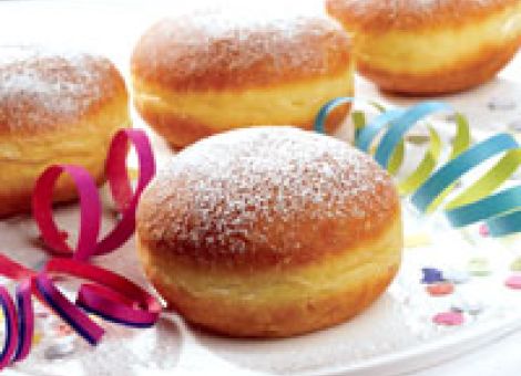 Kräppel mit Puderzucker