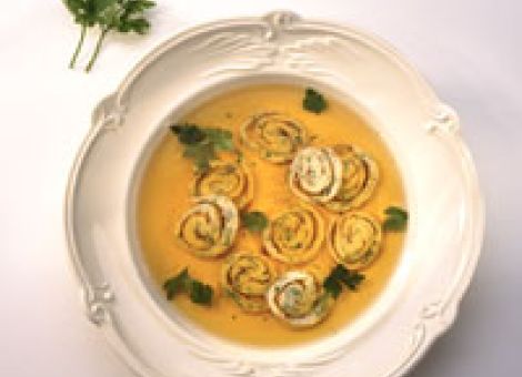 Kraftbrühe mit Käse-Kräuter-Flädle