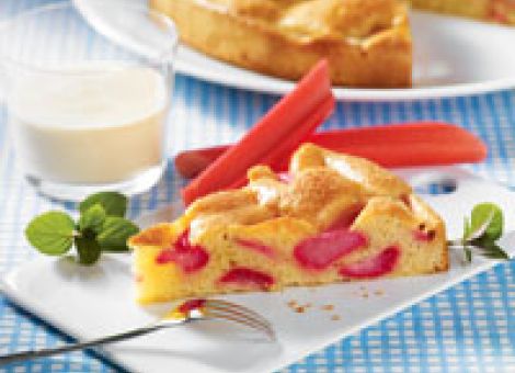 Versunkener Rhabarber-Auflauf mit Vanillesauce