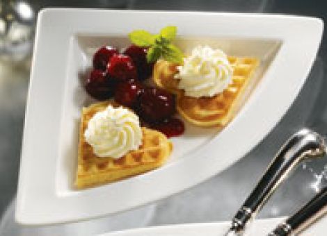 Waffelherzen mit Kirschen und Sahne