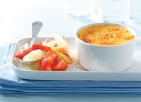 Limonen-Crème-brûlée mit Spargel-Erdbeer-Salat