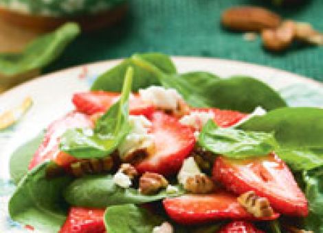 Spinat mit Erdbeeren und gegrilltem Hühnchenfleisch