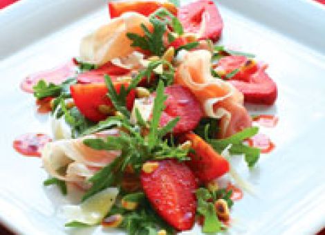 Rucolasalat mit Erdbeeren, Schinken, Tomaten und Käse