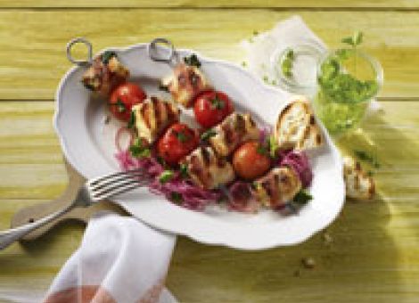 Putenspieße mit Spinat, Tomaten und Bacon