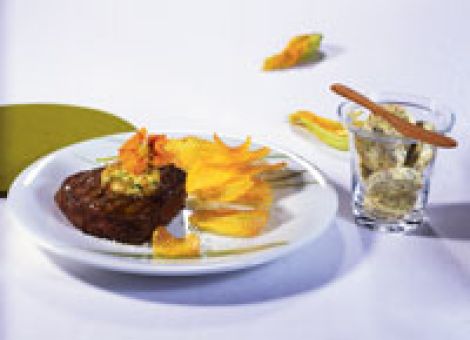 Gegrilltes Rinderfilet mit Blüten-Kräuterbutter
