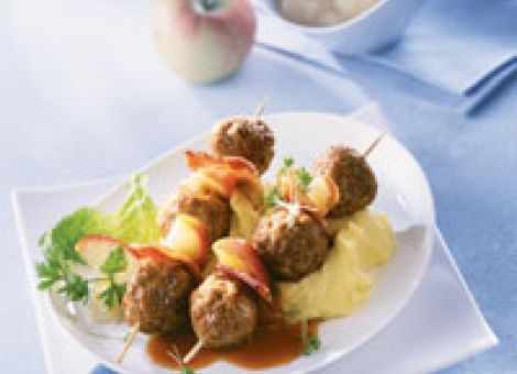 Hackfleischspießchen mit Apfelspalten