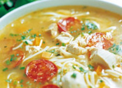 Feine Suppenbändchen mit Chorizo und Huhn