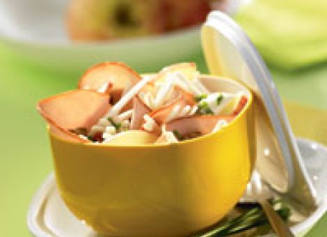 Selleriesalat mit Putenstreifen und Walnüssen