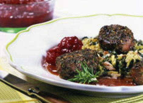 Hirschkalbssteaks mit Rahmwirsing und Cranberrys