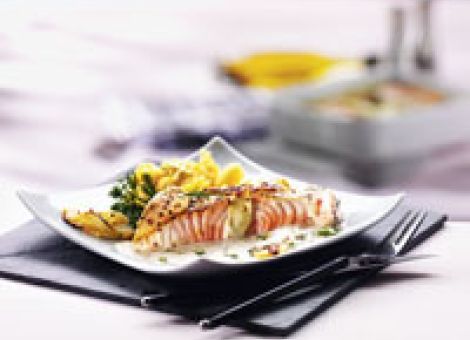 Lachsfilet mit Äpfeln in Senfsahne