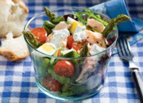 Lachssalat mit Spargel, Ei und Kirschtomaten