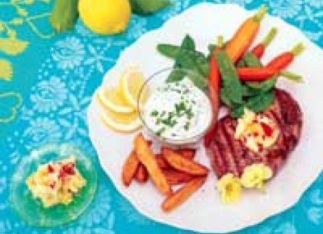 Gegrilltes Schweinesteaks mit Blüten-Butter