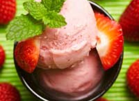 Erdbeereis mit frischen Erdbeeren und Minze