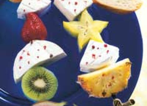 Fruchtspieße mit Camembert