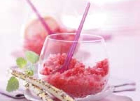 Rosa Grapefruit-Granité mit Ingwer und Himbeere