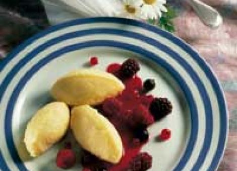 Grießnockerl mit Beerenfrüchten