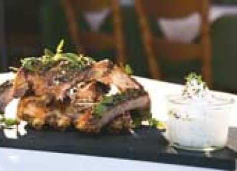 Knusprige Spareribs mit Schmand-Dip