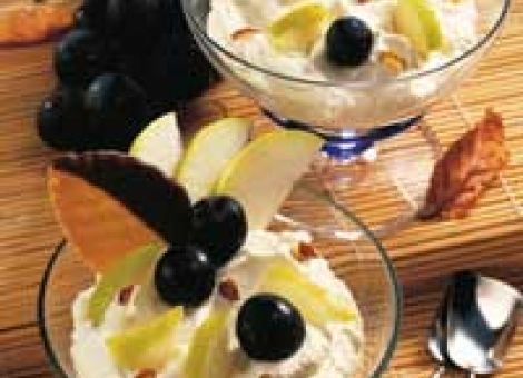 Quarkdessert mit Birnen und Trauben