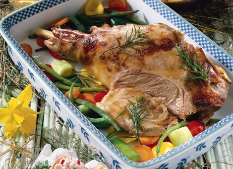 Marinierte Lammkeule und gefüllte Kräutereier