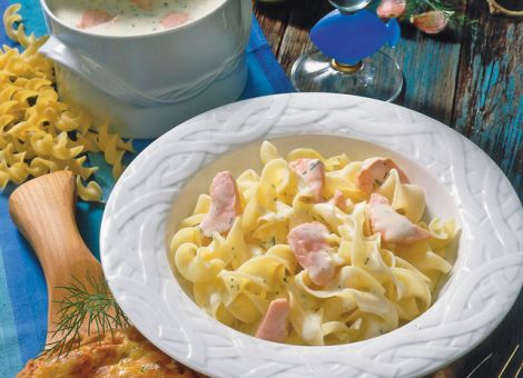 Bandnudeln mit Lachs, Tartes und Avocadocreme