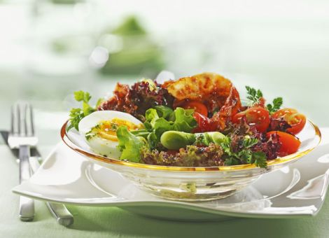 Bunte Salate mit Kirschtomaten, Ei und Bacon