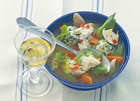 Hühnersuppe mit Gemüse und Spinat-Frischkäse-Klößchen