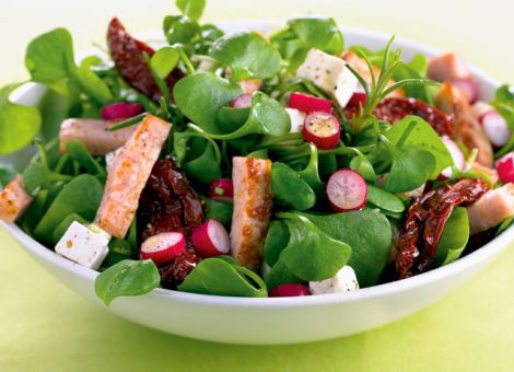 Gemischter Blattsalat mit Hähnchen und Radieschen