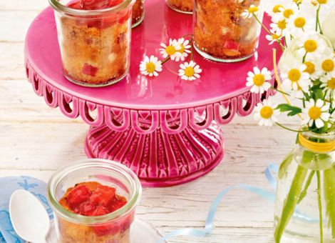 Rhabarberküchlein mit weißen Schokostückchen aus dem Glas