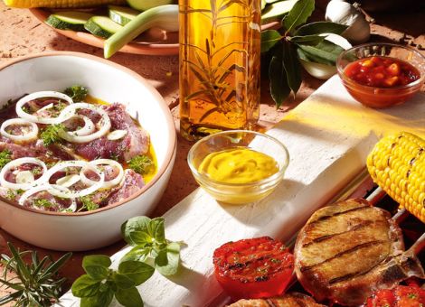 Mariniertes Fleisch und Gemüse vom Grill