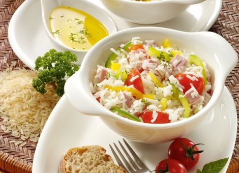 Paprika-Reis-Salat mit Kräuterdressing