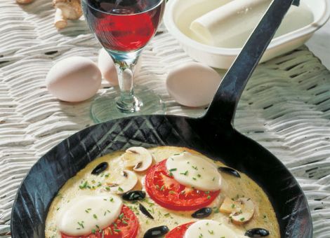 Pfannkuchen-Pizza mit Tomaten und Mozzarella