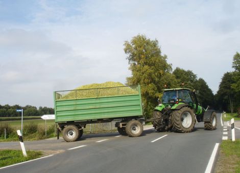 Landwirte sind in der Ernte oft auch auf der Straße