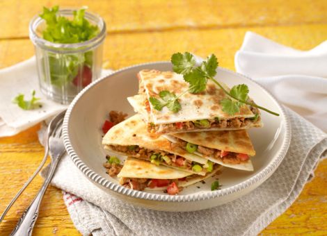 Mit Putenhack gefüllte Tortilla-Pizza