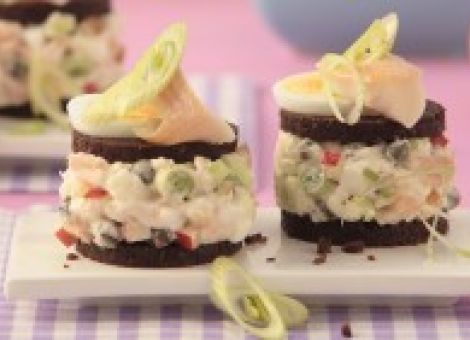 Pumpernickel mit Räucherforelle, Birne und Ei in Sauerrahm