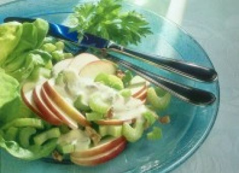 Knackiger Apfel-Walnuss-Salat