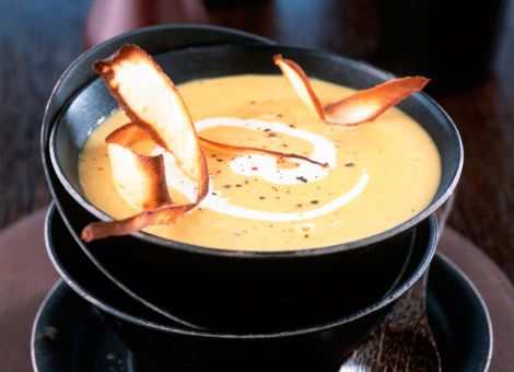 Pastinakensuppe mit Pastinakenchips
