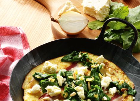 Speckpfannkuchen mit Blattspinat und Feta