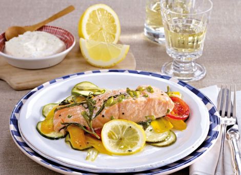 Lachsfilet mit Gemüse
