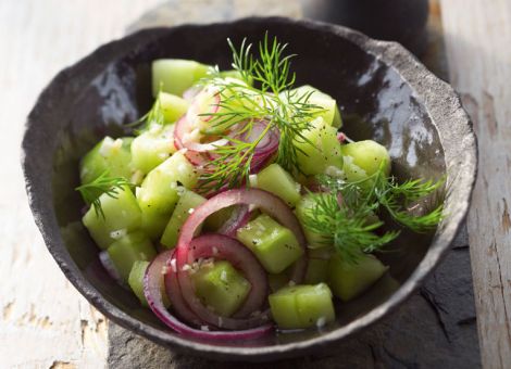 Gurkensalat mit roten Zwiebeln und Dill