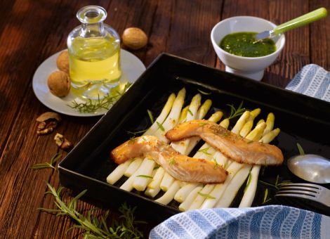 Weißer Spargel mit Walnuss-Petersilien-Pesto