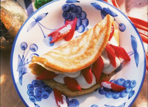 Buchweizen-Pfannkuchen mit Rhabarberquark