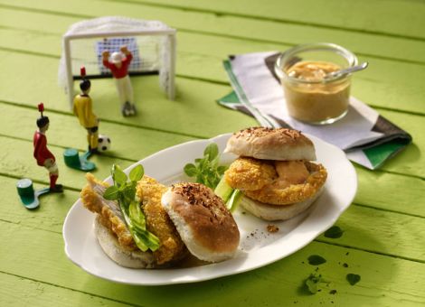 Burger mit Pute im Nacho-Mantel und Tomatencreme