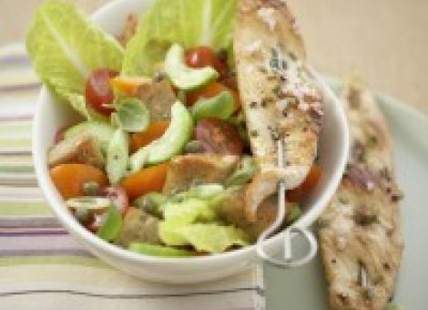 Glasierte Putenspieße auf Brotsalat