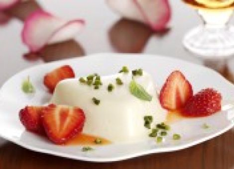 Mandelherz mit Erdbeeren