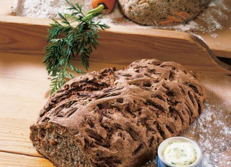Kräuterbrot mit Möhren