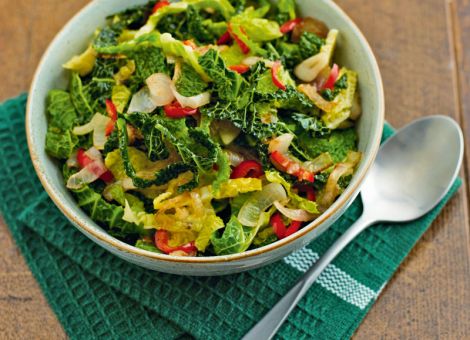 Wirsing mit Zwiebeln und Chilischoten