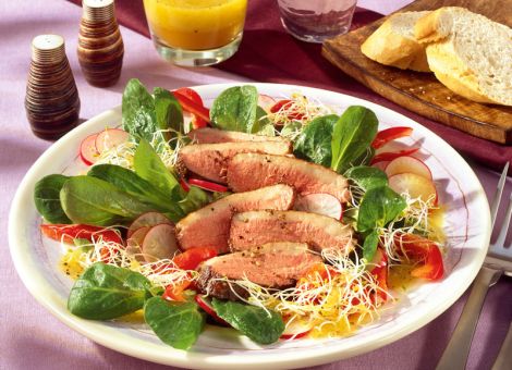 Entenbrust mit buntem Salat