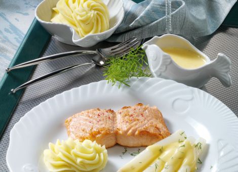 Festtagsmenü mit Lachs und Spargel